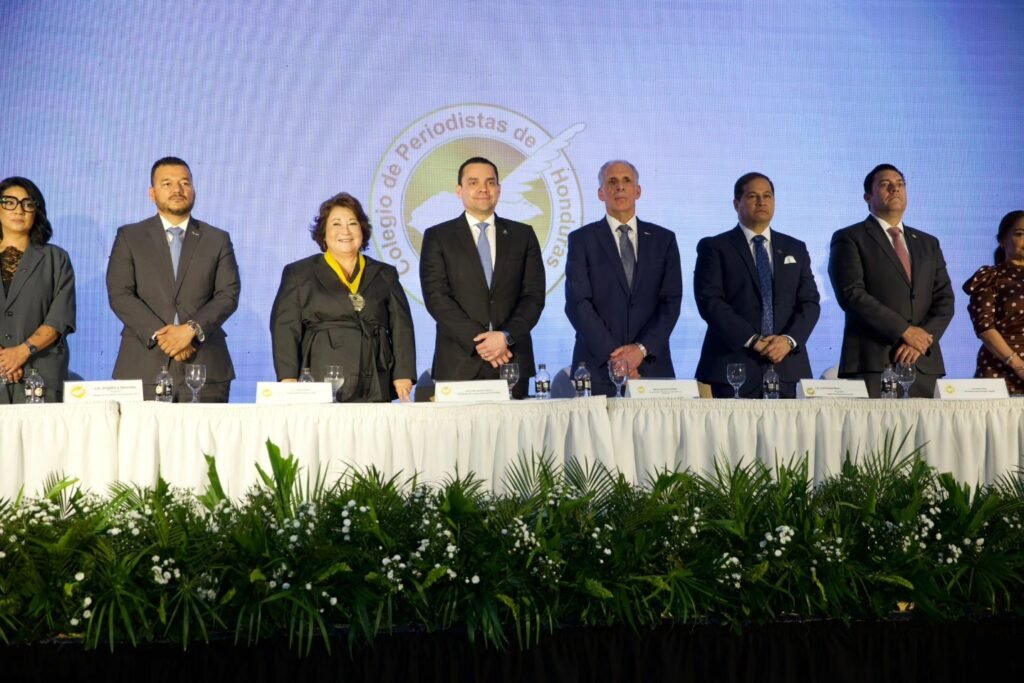 Presidente Asfura honra a la prensa hondureña en histórica entrega del Premio Nacional de Periodismo “Álvaro Contreras 2026” periodistas 3
