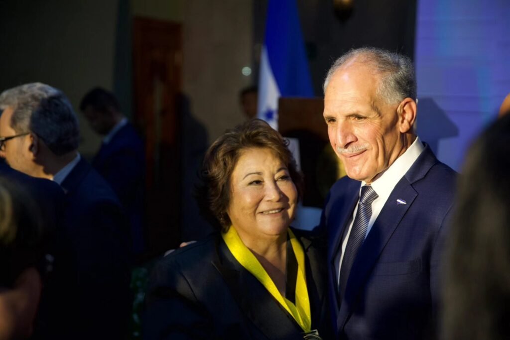Presidente Asfura honra a la prensa hondureña en histórica entrega del Premio Nacional de Periodismo “Álvaro Contreras 2026” periodstas1
