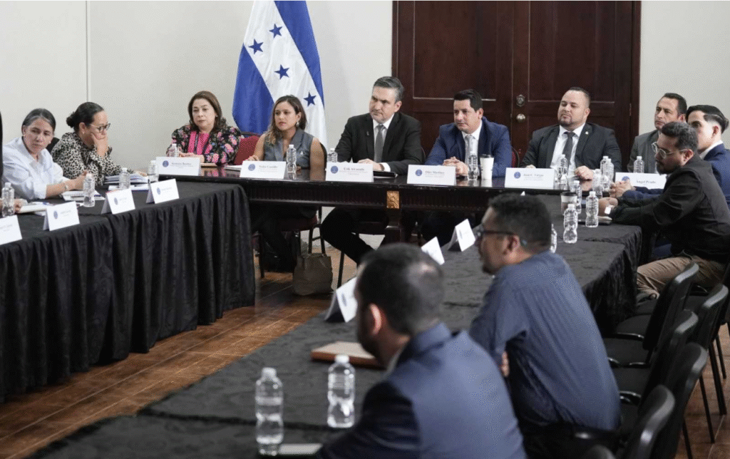Congreso Nacional escucha propuestas de mineros artesanales para impulsar su formalización en Honduras cn2